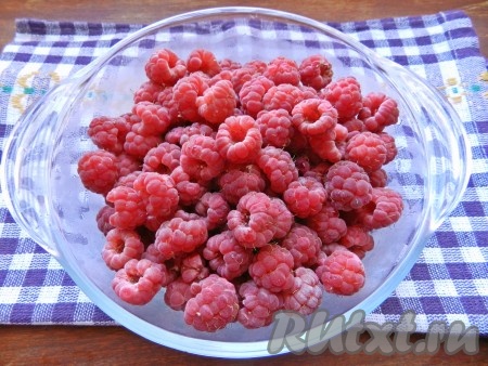 Я готовила этот пирог с малиной, но можно взять и другие ягоды, например, чернику или некрупную клубнику. Ягоды подойдут как свежие, так и замороженные. Замороженные ягоды, если на них нет большого количества льда, можно не размораживать. Свежие ягодки нужно промыть и обсушить.