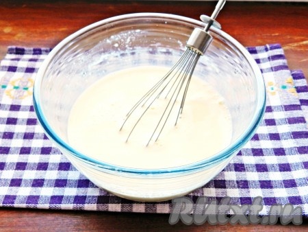 Вскипятить сливки, вылить в миску с шоколадом (или сгущёнкой) и размешать до полного растворения шоколада (смесь должна стать однородной). Остудить смесь, добавить яйца, взбить венчиком до однородности.