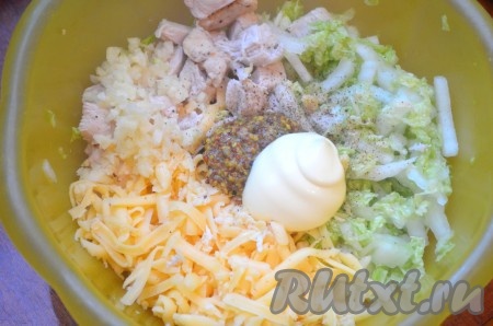 В миску сложить пекинскую капусту, куриное мясо, сыр, измельчённый чеснок, посолить, поперчить, по желанию, добавить горчицу, заправить салат майонезом (или сметаной), перемешать.