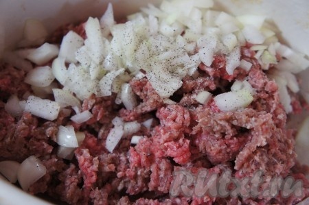 Говядину вымыть, обсушить. Лук и морковь очистить. Говядину пропустить через мясорубку. В сковороде (или в толстостенной кастрюле) разогреть немного растительного масла, выложить получившийся говяжий фарш, добавить мелко нарезанный лук, соль, чёрный молотый перец, перемешать, обжаривать, постоянно перемешивая и разбивая комочки фарша, на среднем огне до изменения цвета фарша, затем влить немного воды, уменьшить огонь до минимума и тушить 10 минут под крышкой, периодически перемешивая.