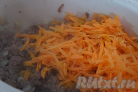 По истечении времени к фаршу с луком выложить морковь, натёртую на крупной терке, хорошо перемешать, оставить тушиться под крышкой на среднем огне на 7-8 минут (до мягкости моркови), не забывая время от времени помешивать.