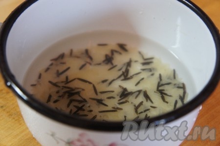 Пока обжаривается говяжий фарш с овощами, нужно отварить рис для ленивых голубцов. Для этого рис нужно хорошо промыть водой, затем выложить в кастрюлю с кипящей подсоленной водой и после закипания, перемешав рис, варить минут 12-15 (почти до готовности) на небольшом огне, затем воду слить.