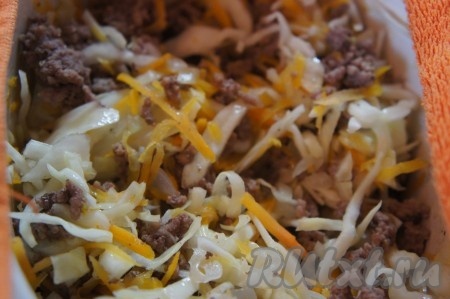 После того как морковка станет мягкой, добавить в сковороду с фаршем и овощами капусту, перемешать. При необходимости влить немного воды и оставить тушиться на 15 минут на огне ниже среднего, накрыв крышкой, иногда помешивая.