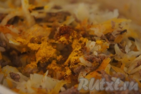 Всыпать специи (я добавила по щепотке паприки, куркумы и зиры), при необходимости, ещё посолить, перемешать и оставить тушиться ленивые голубцы с говяжьим фаршем под крышкой на 5-7 минут (капуста и рис должны стать мягкими, но не перевариться). Не забывайте иногда перемешивать.