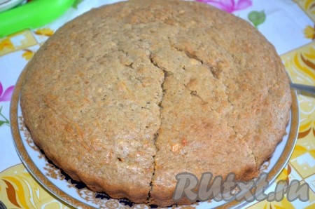 Готовый тыквенно-яблочный пирог вынуть из духовки, немного остудить, достать из формы, оставить остывать, а затем посыпать сахарной пудрой.