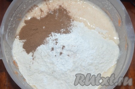 В получившуюся смесь просеять 150 грамм муки вместе с разрыхлителем и корицей, перемешать лопаткой, вмешивая полностью в тесто. Частями добавляя оставшуюся просеянную муку, замесить однородное тесто, напоминающее сметану средней густоты. Как только добились нужной густоты теста, значит больше муку добавлять не нужно.