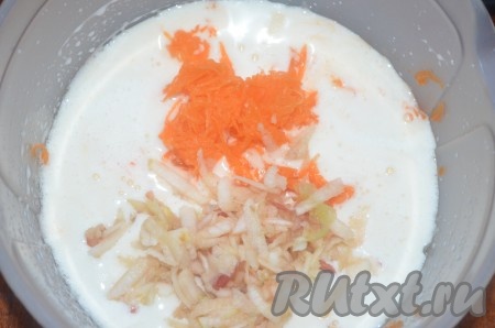 Яйца с сахаром, солью и ванилином взбить миксером на максимальных оборотах в течение 4-5 минут (смесь в процессе взбивания побелеет и увеличится в объёме). Во взбитую яичную массу влить подсолнечное масло, перемешать миксером. 200 грамм тыквы, очищенной от кожуры и семечек, натереть на мелкой тёрке, отжать от лишнего сока. Яблоко, очищенное от кожуры и семечек, натереть на крупной тёрке. Добавить тыкву и яблоко в смесь яиц и масла, перемешать лопаткой.