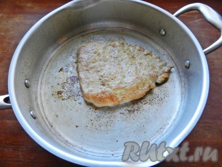 За 30 минут до приготовления достать мясо из холодильника. В сковороде разогреть растительное масло и обжарить отбивные на сильном огне с двух сторон до румяной корочки. Затем уменьшить огонь и довести до готовности под крышкой или в духовке в течение 20 минут.