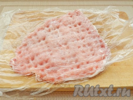 Свиную корейку отбить под пленкой, предварительно срезав косточку.