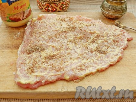 Отбитое мясо с обеих сторон смазать горчицей и посыпать молотым кориандром. Соль используйте на свое усмотрение, в зависимости от вкуса горчицы.