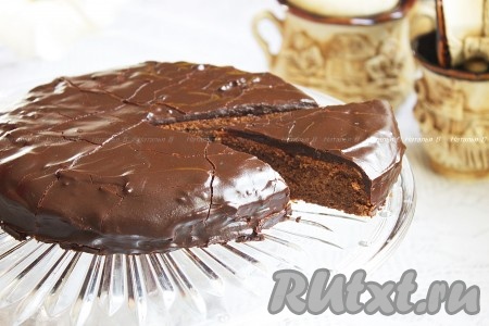 При подаче изумительно вкусный, нежный шоколадный торт "Захер" нарезать на порционные кусочки.