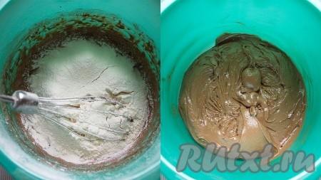  Затем добавить просеянную муку, перемешать.