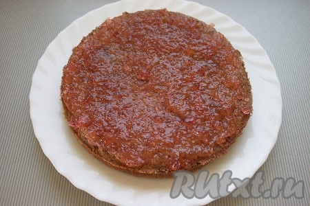 Абрикосовый мармелад (у меня не было, я заменила 2 столовыми ложками яблочного варенья и 30 граммами бутербродного мармелада) нагреть (можно нагреть в микроволновке или на плите) и равномерно смазать поверхность коржа. Если вы увеличиваете норму ингредиентов для коржа, тогда его желательно разрезать на 2 отдельных коржа и промазать ещё между собой.