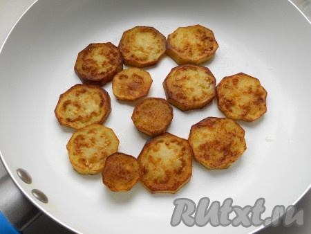 Обжарить баклажаны на растительном масле с двух сторон до румяной корочки и мягкости на среднем огне.