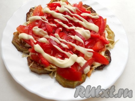 Затем равномерно следующим слоем разложить половину нарезанных помидоров и перцев, посолить немного, слегка смазать майонезом.