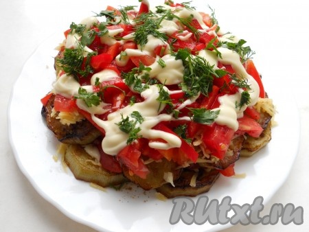 Далее слои повторить. Сверху салат посыпать измельчённой зеленью.