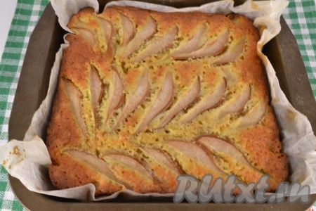 Выпекать пирог в предварительно разогретой до 180 градусов духовке 50-55 минут. Готовность проверить зубочисткой или деревянной лучинкой.