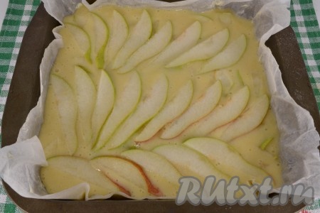 Форму застелить пергаментной бумагой, смазать хорошо размягченным сливочным маслом и присыпать мукой. Вылить тесто. Груши очистить, удалить семена. Две груши порезать небольшими кубиками, выложить сверху на тесто и ложкой придавить кусочки, чтобы они оказались покрыты тестом. Оставшуюся грушу порезать тонкими пластинами и разложить сверху.
