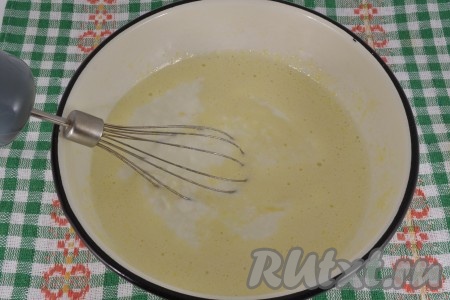 Добавить йогурт, слегка взбить венчиком.