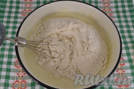 Затем всыпать просеянную с разрыхлителем муку и хорошо все перемешать.