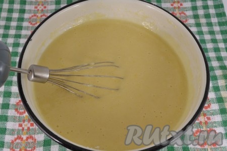 Тесто должно получиться гуще, чем для блинов, но реже, чем для оладий.