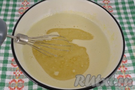 Влить растительное масло, перемешать.