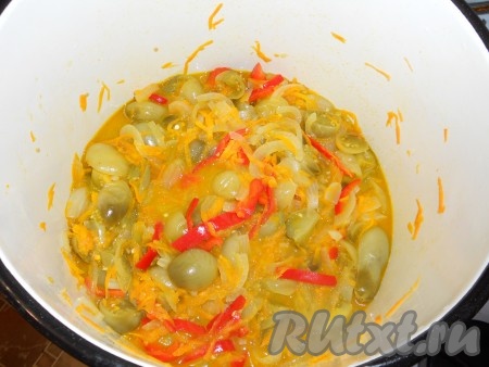 Поставить кастрюлю на огонь. Варить салат после закипания 15 минут на слабом огне, постоянно помешивая.