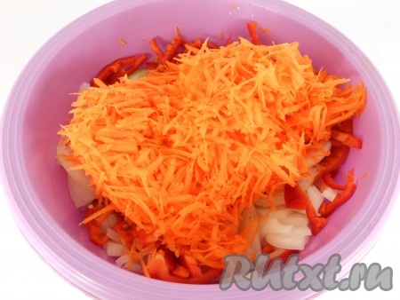 Морковь очистить и натереть на крупной терке.