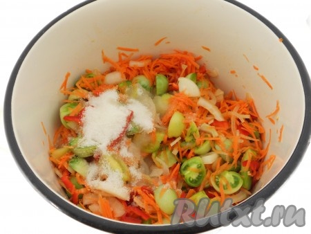 Все поместить в глубокую кастрюлю, добавить горький перец по вкусу, всыпать сахар и соль, влить растительное масло, уксус и воду. Хорошо перемешать.
