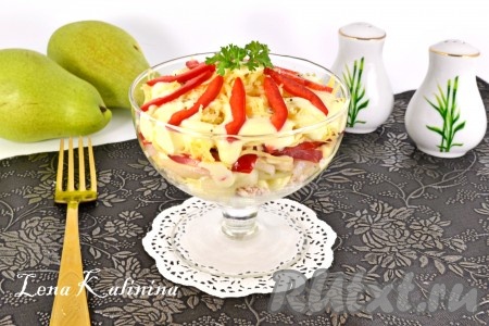Салат с курицей и грушей