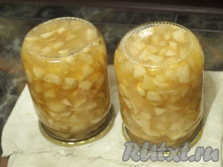 Горячий джем из яблок и лимона раскладываем по пол-литровым баночкам, простерилизованным над паром, закатываем прокипяченными крышками и переворачиваем минут на 5. Когда баночки остынут, убираем в шкаф для хранения.
