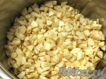 Яблоки, нарезанные маленькими кубиками (как на фото),&nbsp; перекладываем в большую кастрюлю, добавляем 50 мл воды, лимонный сок и варим 8-10 минут до мягкости яблок.
