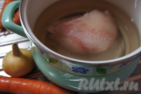 Рыбу немного разморозить, нарезать на части, выложить в кастрюлю, залить полностью водой, поставить на огонь, подсолить, варить с момента закипания 20 минут на небольшом огне. Достать отваренную рыбу из воды, полностью остудить.