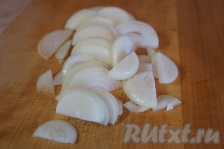 Лук очистить, нарезать на полукольца.