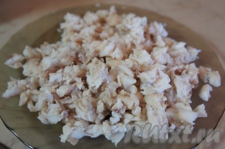 Отваренную рыбу отделить от костей, разобрать вилкой на небольшие кусочки.