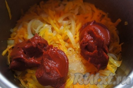 Затем добавить томатную пасту, сахар, влить немного воды.