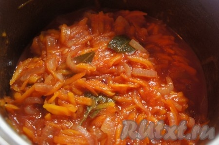 Перемешать и тушить овощи в томатном соусе 5-7 минут. В тушёные овощи добавить кусочки филе рыбы, уксус, перемешать, накрыть крышкой и на минимальном огне тушить 10 минут. Если будет нужно, подсолить. В процессе тушения несколько раз перемешать.