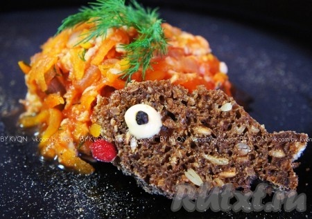 Рыбу, тушёную под маринадом с морковью и луком, убрать с огня. Я предпочитаю подавать это блюдо полностью охлаждённым. Но при желании его можно подать и в тёплом виде, дополнив гарниром (например, рисом).