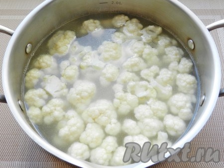 Приготовить мясной бульон. Я сварила бульон из куриных голеней, такой бульон варится быстро, примерно 40-45 минут, получается вкусным и насыщенным. Когда бульон сварится, добавить соль по вкусу и выложить в кастрюлю нарезанный небольшими кубиками картофель. Варить до готовности картофеля, затем добавить цветную капусту и варить еще 3-4 минуты.
