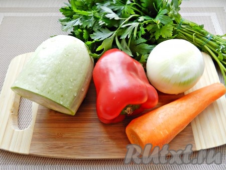 Овощи для супа вымыть, очистить и нарезать кубиками.