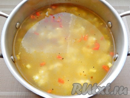 Затем добавить обжаренные овощи, довести до кипения и готовить еще 2 минуты.