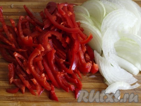 Убираем семена и плодоножки из болгарских перцев. Луковицу очищаем. Перцы нарезаем соломкой, а лук - полукольцами.