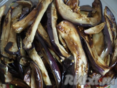 Баклажаны хорошо отжимаем и обжариваем на растительном масле до готовности и подрумянивания с двух сторон, затем даём стечь лишнему маслу, выложив на бумажные полотенца.