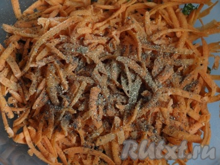 Кориандр измельчаем в ступке. Натираем морковь на корейской тёрке (если такой тёрки нет, можно натереть на крупной тёрке), перекладываем в достаточно объёмную миску. Морковку посыпаем измельчённым кориандром, чёрным и красным молотыми перцами.