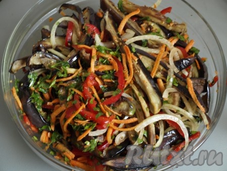 К смеси из овощей добавляем обжаренные баклажаны и уксус. Хорошо перемешиваем и убираем в холодильник не менее чем на 12 часов для настаивания (но через сутки салат становится ещё вкуснее).