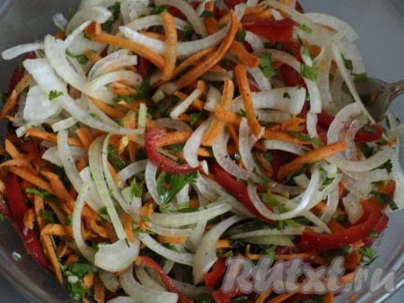 Болгарский перец, лук, мёд и смесь зелени с чесноком добавляем к моркови.
