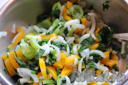 Перемешать овощи и зелень.