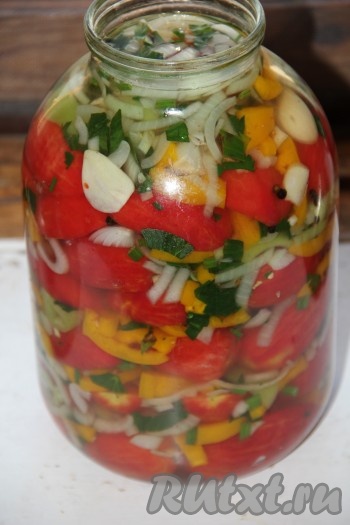 Для приготовления маринада воду в кастрюле смешать с сахаром и&nbsp;солью, поставить на огонь, довести до кипения, проварить на небольшом огне минуты 2 (чтобы сахар с солью полностью растворились), периодически перемешивая, затем влить уксус и выключить огонь. Помидоры нарезать на средние дольки. В трёхлитровую банку слоями выкладывать, чередуя, помидоры и овощи с зеленью. В банку влить горячий маринад.