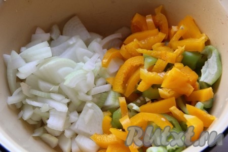 Лук очистить и нарезать полукольцами. Болгарский перец очистить от семян и нарезать на кусочки. Смешать в глубокой миске нарезанные лук и перец.