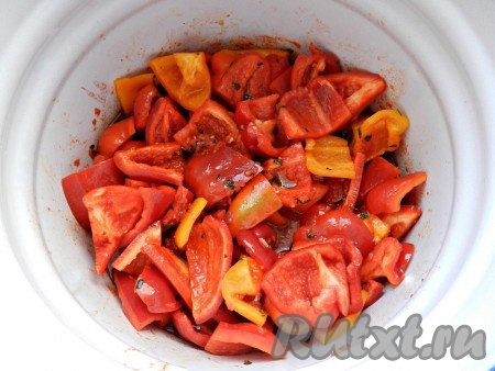 Затем добавить в кастрюлю нарезанный перец и варить 15-17 минут после закипания. Готовый перец должен легко протыкаться ножом, но не распадаться на части.
